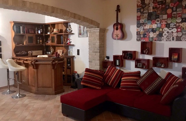 Taverne moderne à aire ouverte, avec utilisation commune du jardin