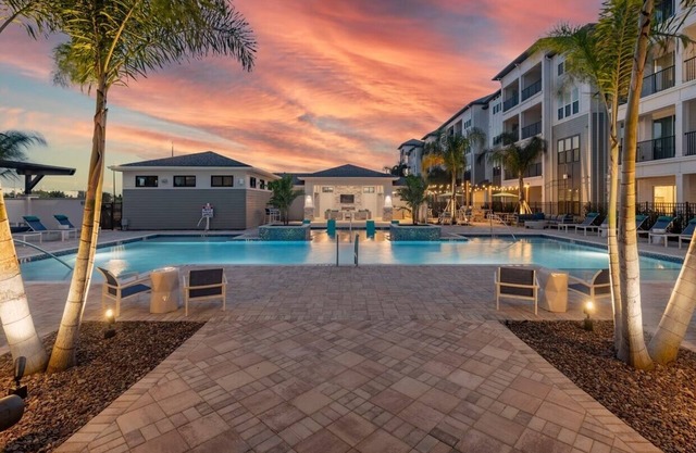 Luxurious 1BR Retreat Near Disney – Pool, Gym & Attractions!