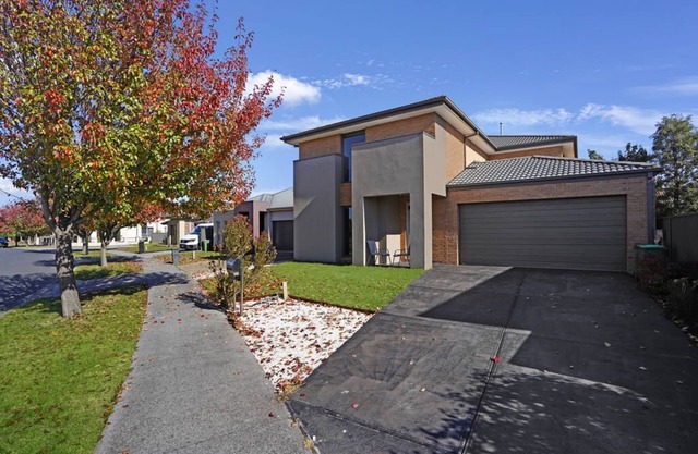 Modern Pakenham Family Home near Lakeside