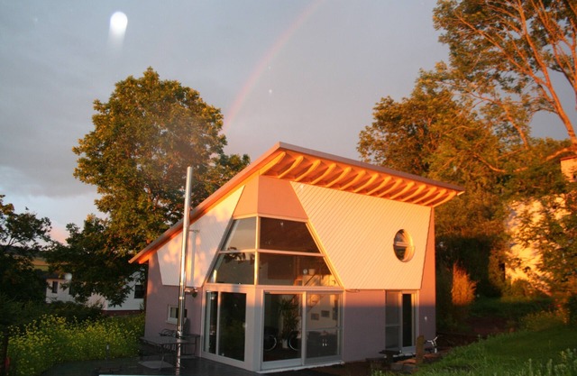 Modernes, fenêtres panoramiques avec vue sur la nature, cheminée, sauna