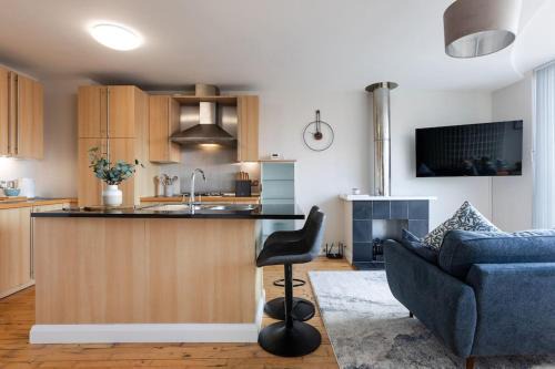 Modern Penthouse Apartment 2 Bed, 2 Bath Sleeps 6 City Centre