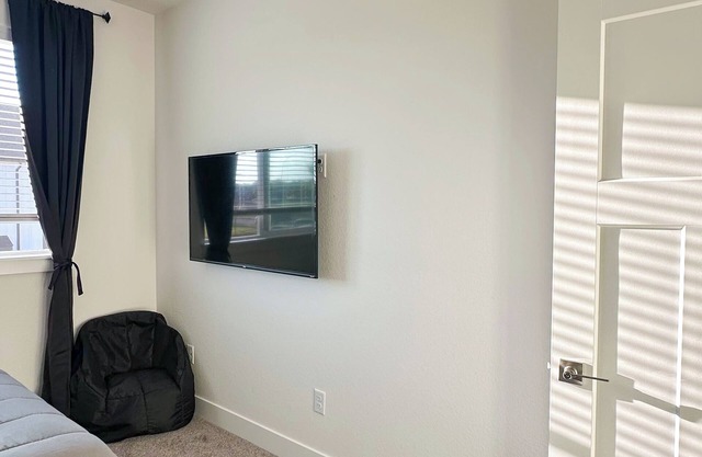 Modern Private 1BR + Bath Access