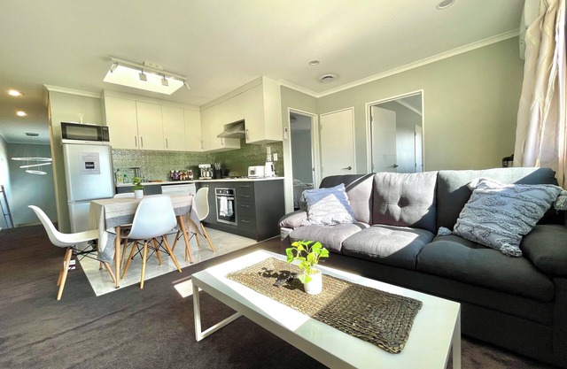 Modern Private 2nd Floor 2bedroom 2 bathroom home unit