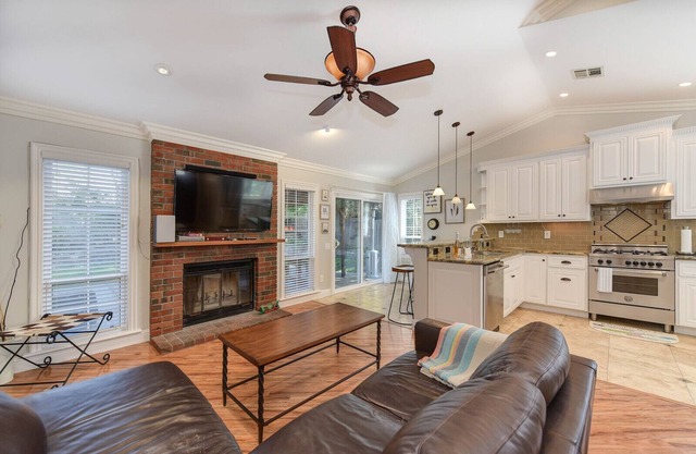 Modern private 3 bed/ 2 bath home close to freeway/ shopping/ dining
