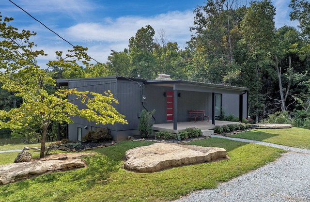 Modern, private 3 bedroom 3 bath retreat in the heart of bourbon country.