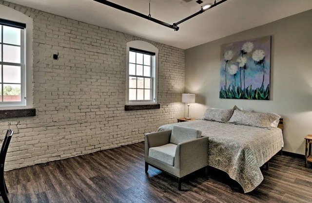 Modern & Private Downtown Hickory Guest Retreat!