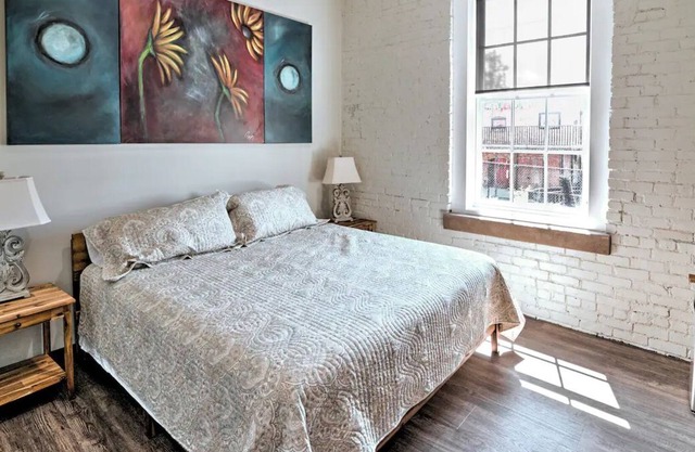 Modern & Private King Room in Historic Downtown!