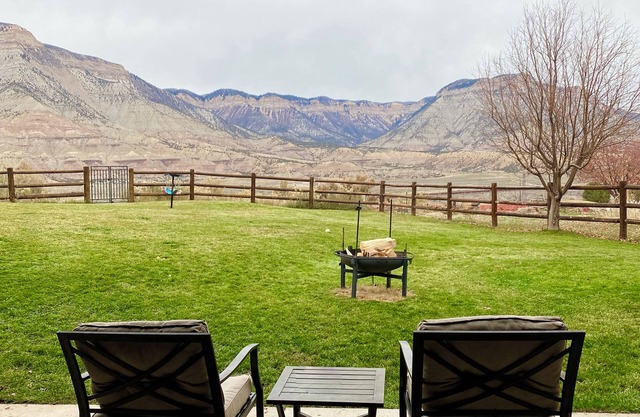 Modern Private Room on Golf Course Estate. Pet Friendly!