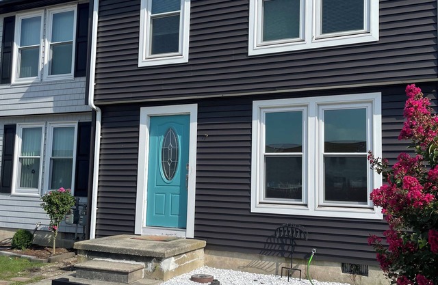 Modern & Recently Renovated Beach house. Sleeps 7