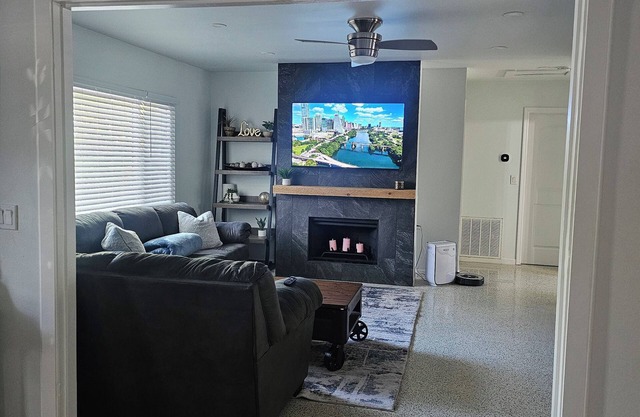 Modern Relaxing Retreat in St. Petersburg! Downtown Access & The Beach!