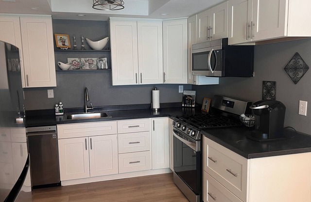 Modern, renovated, 2 bedroom duplex. Great location. Close to hospitals.