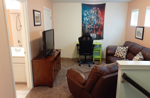 Modern resort community town home — 4 miles to the beach! Quiet, clean, safe.