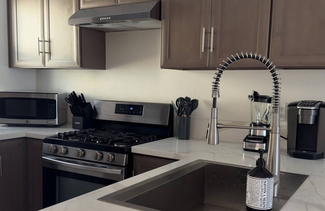 Modern Retreat 1 mi. from Disney