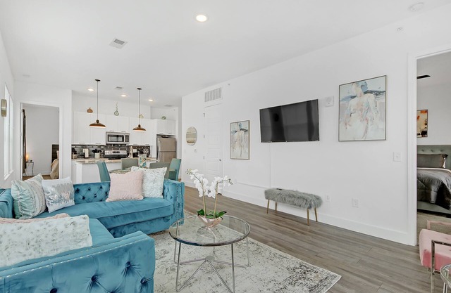 Modern Retreat Charming 2-bedroom apart in the heart of Atlanta. LOCATION!!!
