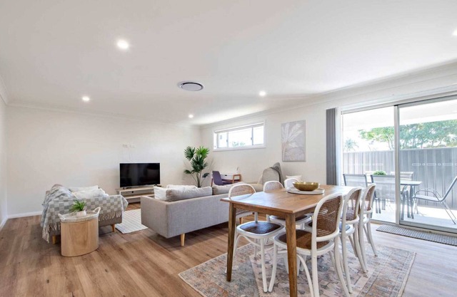 Modern Retreat - Near CBD, 4BR Comfort