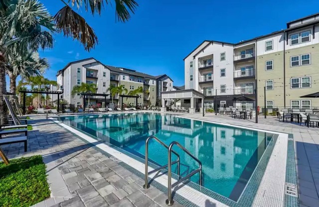 Modern Retreat Near Disney– Balcony Fireworks View King Bed Resort Pool & Gym