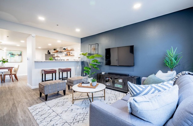 Un condominium moderne et contemporain de 2 chambres vous attend! Situé au centre