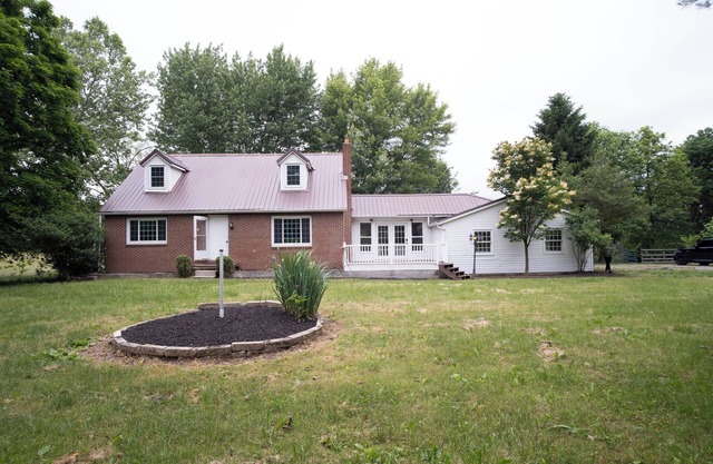 Modern Retreat on Six Acres - Sleeps 13