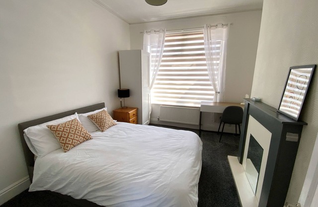 Modern room for short stay in Salford, PLAB Samson