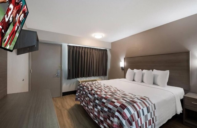 Modern Room w/ Free Parking & Convenient Access to I-75, Ideal for Travelers.