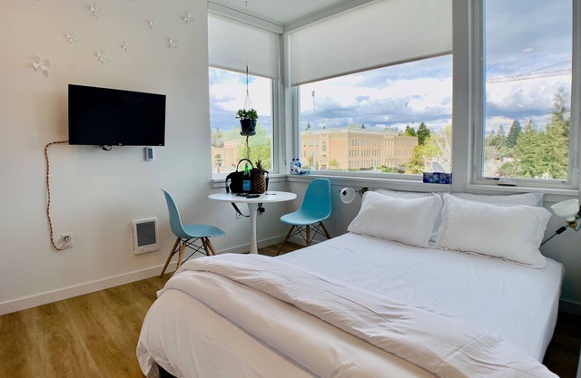 Modern Roosevelt Urban Studio