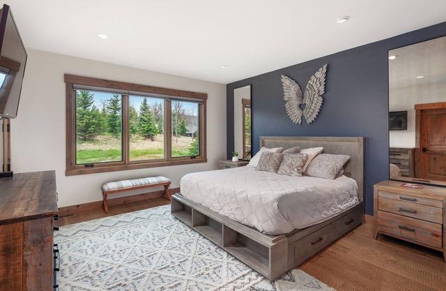 Modern-Rustic Retreat + Full Kitchen, Soaking Tub, Office, Media Room & Deck