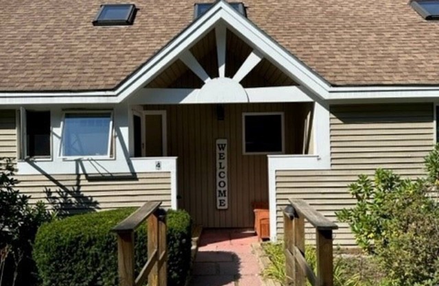 Modern Rustic townhouse close to everything NH! Work and play year round.