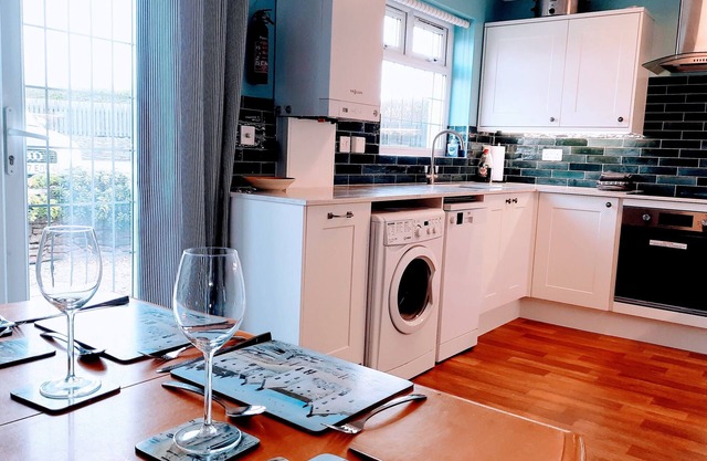 Cottage moderne en bord de mer, pour chiens, à 200m de la plage de Harlyn Bay. nr Padstow