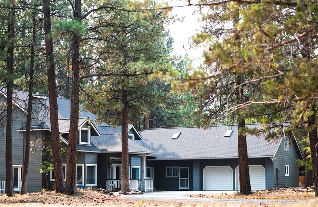 Modern Secluded Spacious Home, Family Friendly forest view in Sisters