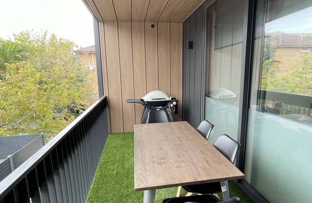 Modern secure St Kilda apartment 3min from beach