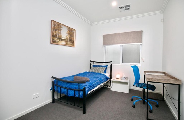 Modern Share house, private room with single bed, 4km to beach