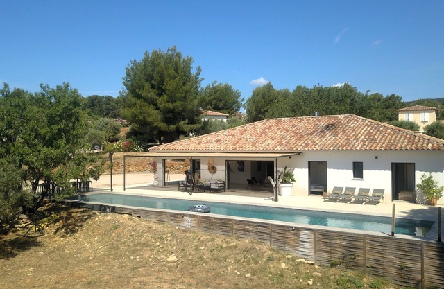 Modern single-storey villa with 20m heated pool