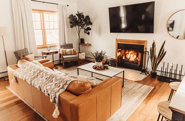 Modern Ski Cabin with King Beds & Hot Tub sleeps 9