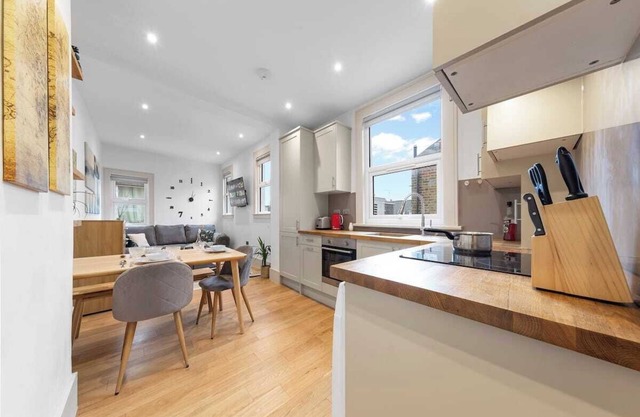 Modern Spacious 1 Bed Flat near Richmond Park and River Thames