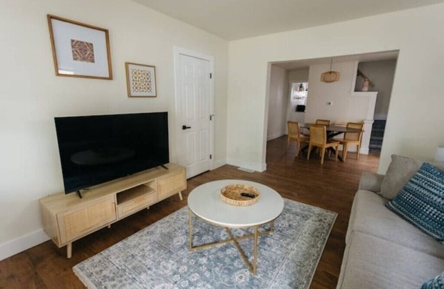 Modern & Spacious 2 Bedroom Home in Dayton