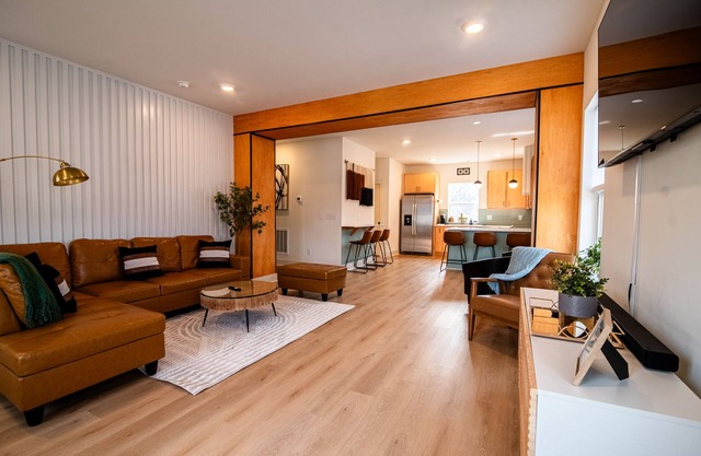 Modern Spacious 3 Story home w/ 3 Vanity rooms. 5 minutes to BNA, 10 to Opry