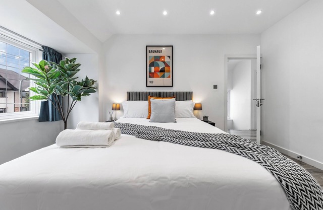 Modern Spacious 5 Bedrooms, 3.5 baths house in Wembley (Free Parking)