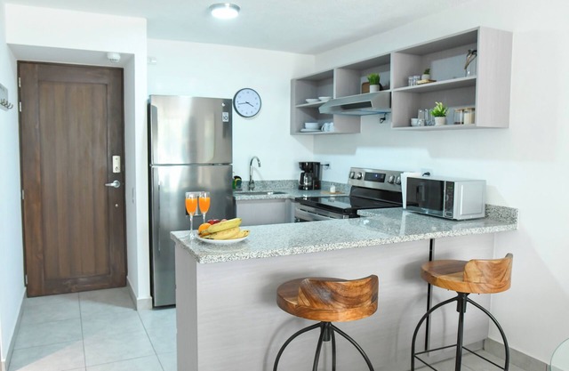 Modern & Spacious APT - Wifi, Gym, Pool, A/C
