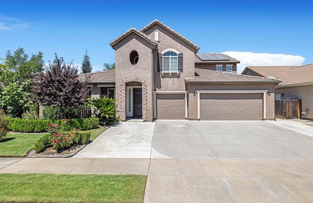 Modern & Spacious Clovis Home 4 Bd/4 Ba, 3400 SF
