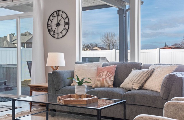 Modern Spacious Family Home w/ Hot Tub & Fire Pit
