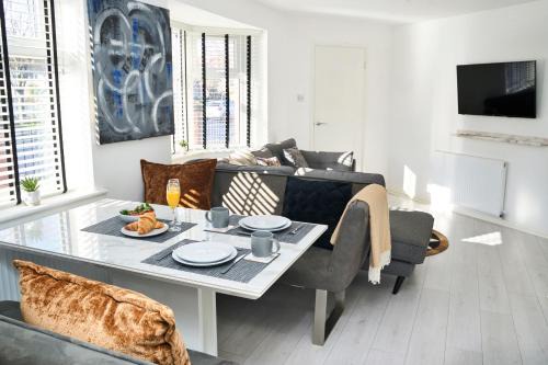 Modern, Spacious Home Near City Centre, Workspace & WiFi,