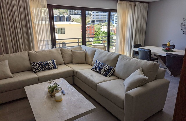 Modern, spacious condo w/ pool. Close to Downtown.