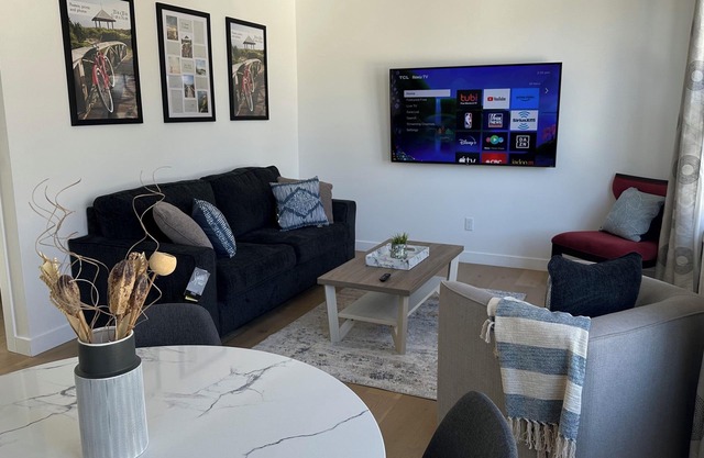 Modern Spacious Private Carriage House