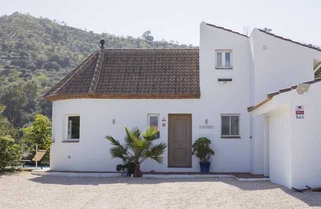 Villa Spacieuse et Moderne avec Piscine Privée, Bain à Remous et WiFi
