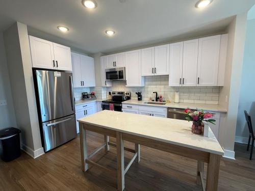 Modern & Spacious Stay in Prime Location Parking