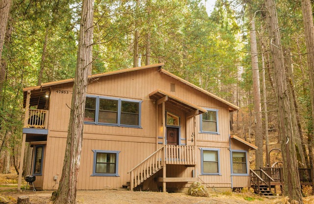 Cabine Oakhurst moderne et spacieuse - à seulement 15 minutes de Yosemite. !