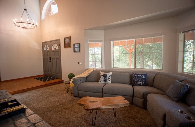 Modern spacious hot tub + Deck Lake Arrowhead + Big Bear