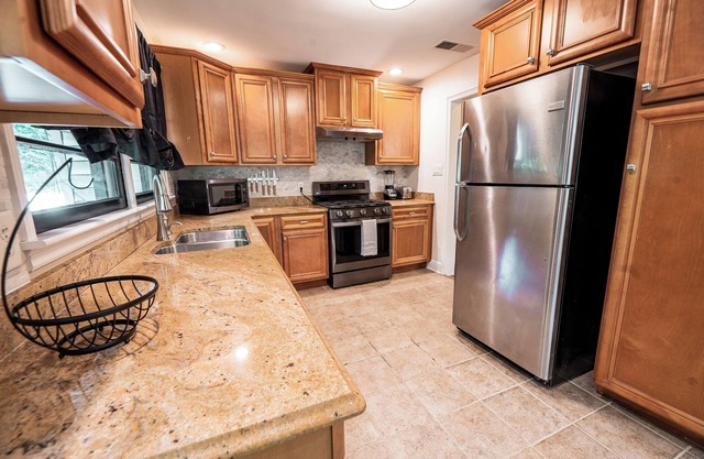 Modern Stay on Green Valley - 2.5 mi to downtown Greensboro