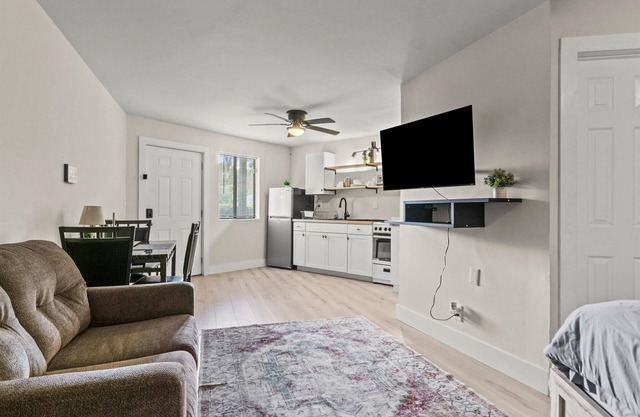 Peaceful Studio Apartment w Queen bed—Huntsville