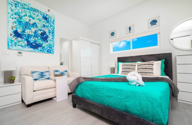 Modern Studio Apt Near Beach w/ Rooftop Pool, Onsite Restaurants, etc.